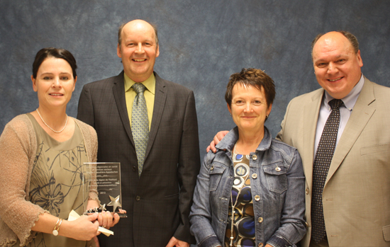 Les représentants du projet « Comité en prévention des troubles musculosquelettiques » qui s’est vu décerner un prix dans la catégorie Initiatives régionales en Chaudière-Appalaches : Mme Sandra Lemay, directrice des soins infirmiers et de la qualité, M. Allen Cloutier, conseiller en gestion de la présence au travail, Mme Monique Bilodeau, chef du Centre d’hébergement Saint-Alexandre, et M. Martin Lord, directeur général du CSSS de la région de Thetford.