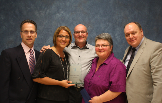 Dans la catégorie partenariat, le prix a été remis au projet « S’unir pour mieux soutenir les aînés et les proches aidants ». Les représentants du CSSS : M. Francis Picarou, directeur du programme perte d'autonomie liée au vieillissement (PALV), Mme Isabelle Labrecque, chef intérimaire à l’administration des programmes PALV, M. Gaétan Rodrigue, éducateur spécialisé, Mme France Lambert-Tardif, préposée aux bénéficiaires, et M. Martin Lord, directeur général.