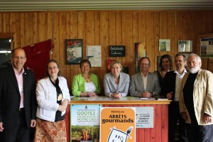 M. Richard Moreau, directeur général de Tourisme Chaudière-Appalaches, Mme Nathalie McIsaac, propriétaire de vin artisanal Le Ricaneux et présidente du réseau des ARRÊTS gourmands, Mme Renée Caron, directrice régionale du ministère de l’Agriculture, des Pêcheries et de l’Alimentation (MAPAQ), Mme Dominique Vien, députée de Bellechasse, M. Hervé Blais, préfet de la MRC de Bellechasse, Mme Ariane Sansoucy-Brouillette, animatrice du réseau des ARRÊTS gourmands et conseillère en développement régional à la TACA, M. Alain Vallières, directeur général du CLD de Bellechasse, M. Jacques McIsaac, fondateur du vignoble vin artisanal Le Ricaneux.