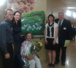 Sur la photo : Francis Picarou (Directeur du programme perte d'autonomie liée au vieillissement), Paule Grégoire (Chef d'unité Centre d'hébergement René-Lavoie), Pierrette Charpentier Bruneau (Artiste), Isabelle Ouimet (Conseillère en milieu de vie) et Martin Lord (Directeur général du CSSS de la région de Thetford
