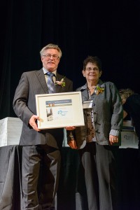 Madame Carmen Jalbert Jacques, conseillère municipale et présidente du Comité citoyen de l'embellissement, a dernièrement reçu, au nom de la Ville de Thetford Mines, le certificat lui décernant trois Fleurons du Québec, et ce, des mains du président de la corporation, monsieur Jean Grégoire.