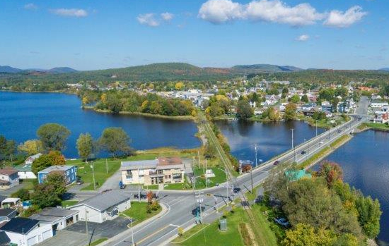 Vivre à Disraeli : Opportunités, Services et Qualité de Vie en Région