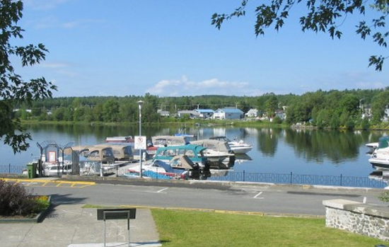 Vivre à Disraeli : Opportunités, Services et Qualité de Vie en Région